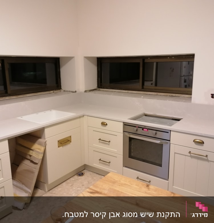 שיש לבן במטבח עם כיור ותנור מובנה